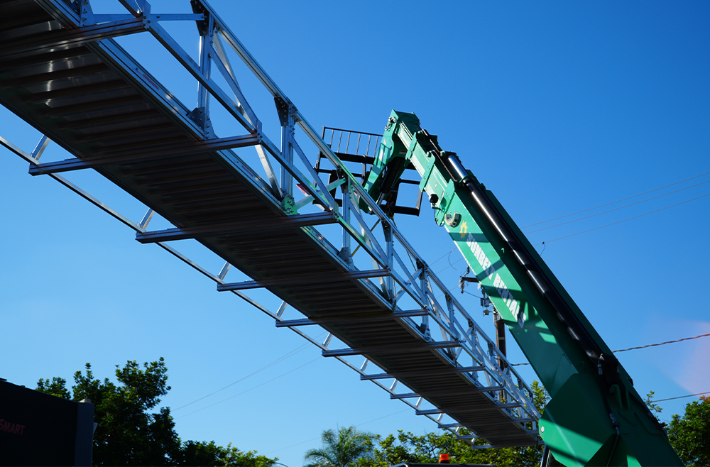 Long-span aluminum access bridge